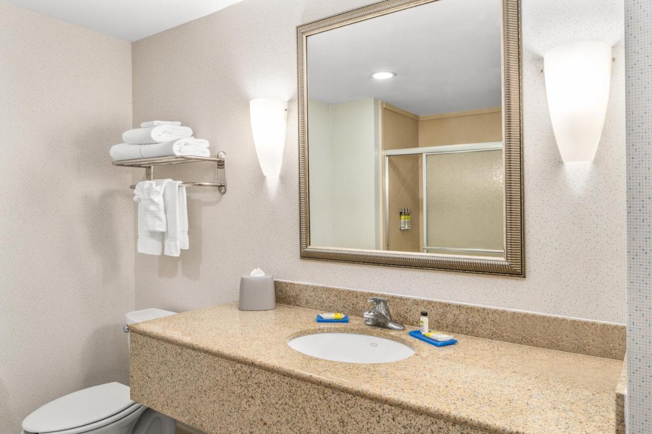 Holiday Inn Express & Suites Wilmington-Newark By Ihg Екстериор снимка