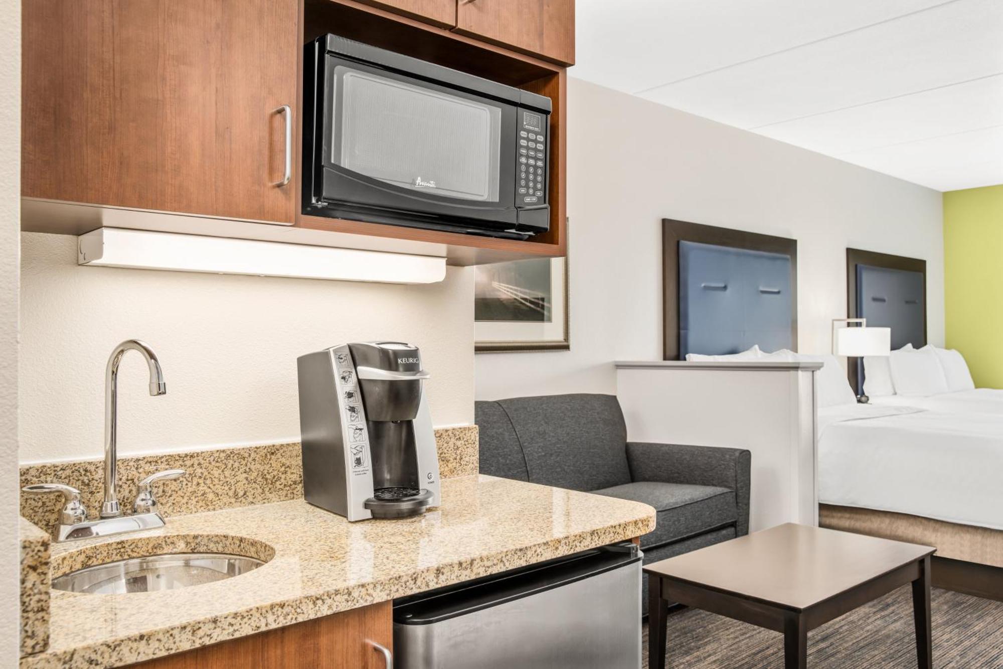 Holiday Inn Express & Suites Wilmington-Newark By Ihg Екстериор снимка